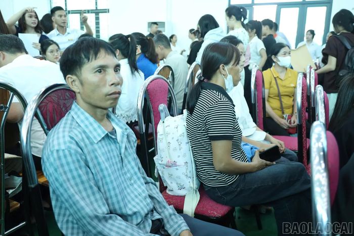 Phụ huynh và học sinh chờ hoàn thiện thủ tục nhập học.