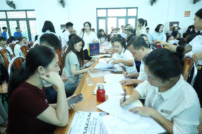 Cán bộ, giảng viên Trường Cao đẳng nghề Yên Bái hướng dẫn quy trình nhập học tại các bàn đón tiếp.