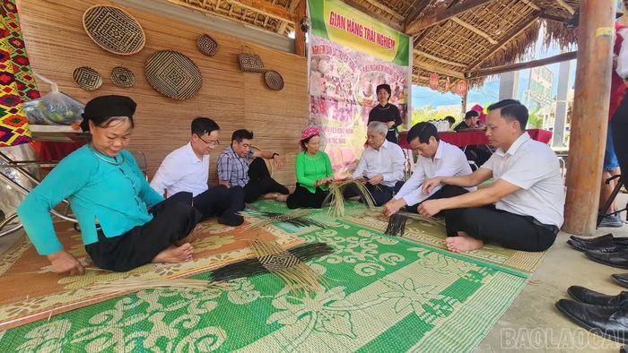  Đến với lễ hội, du khách sẽ có cơ hội được trải nghiệm nghề truyền thống của địa phương. (Ảnh: TL) 