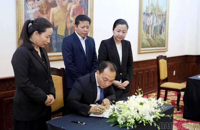 Đồng chí Phạm Nam Tuấn - Phó Giám đốc Sở Ngoại vụ, Trưởng đoàn đại biểu tỉnh Lào Cai ghi sổ tang tưởng niệm Chủ tịch Quốc hội Lào Xaysomphone Phomvihane.