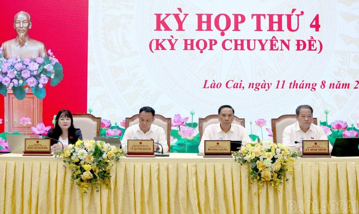 Các đồng chí chủ trì kỳ họp.