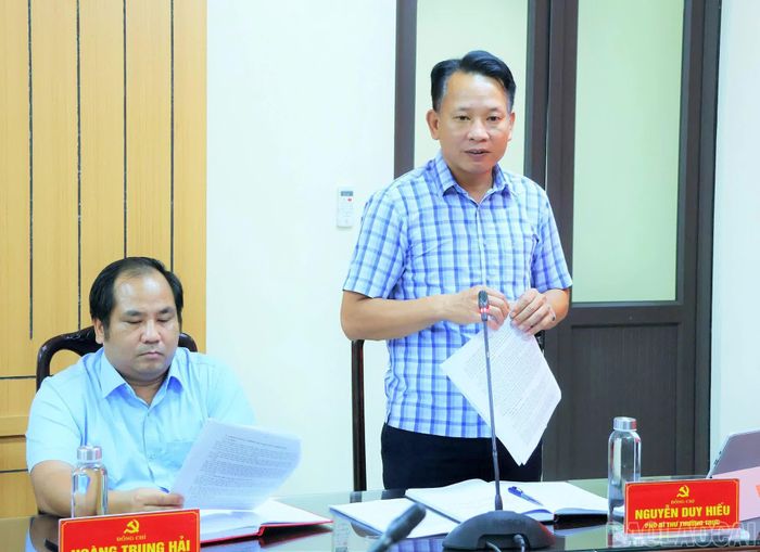 Lãnh đạo Đảng ủy xã Lục Yên báo cáo kết quả thực hiện công tác tiếp công dân và giải quyết khiếu nại, tố cáo, kiến nghị, phản ánh trên địa bàn xã.