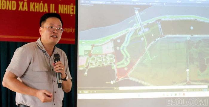 Chủ tịch UBND xã Bát Xát Nguyễn Mạnh Hùng phát biểu tại hội nghị.