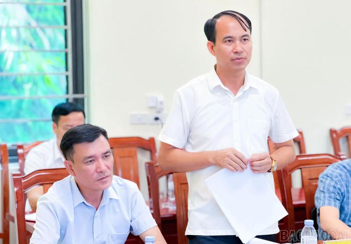 Lãnh đạo xã Tân Hợp báo cáo về những khó khăn của địa phương.