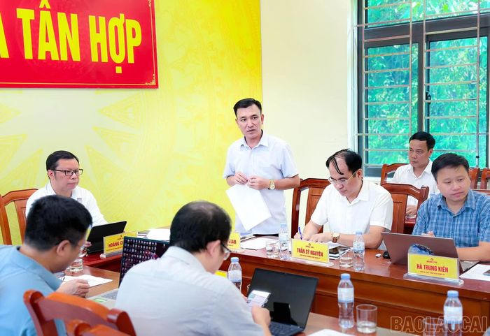 Lãnh đạo xã Tân Hợp thông tin về tình hình phát triển kinh tế - xã hội tại địa phương.