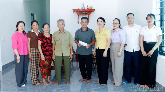  Lãnh đạo xã Quy Mông trao kinh phí hỗ trợ sửa chữa nhà cho gia đình anh Phùng Văn Hùng, thôn Tân Việt. 