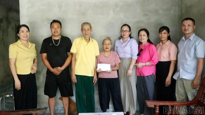 Lãnh đạo xã Quy Mông trao kinh phí hỗ trợ làm nhà cho gia đình anh Vũ Văn Trọng, thôn Minh Tiến.