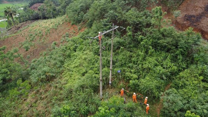 Công nhân Điện lực Lục Yên kiểm tra, xử lý khiếm khuyết đường dây 35kV và bảo dưỡng thiết bị trên đường dây 22kV. (Ảnh: Mạnh Cường)