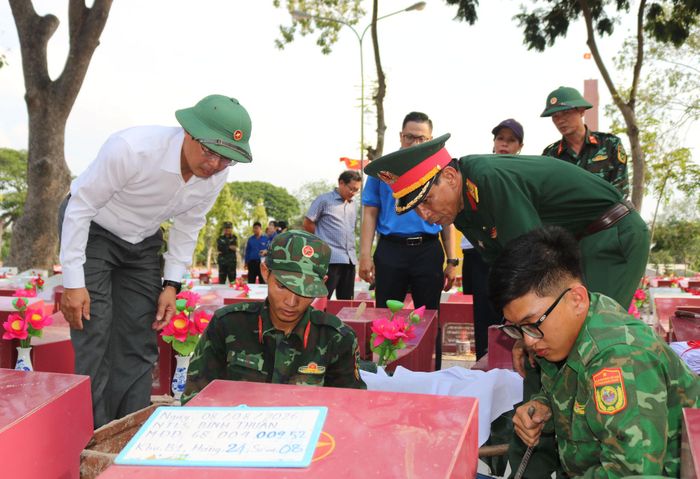 Phó Chủ tịch UBND tỉnh Đinh Văn Tuấn - Trưởng Ban Chỉ đạo 515 tỉnh Lâm Đồng (ngoài cùng bên trái) đến thăm, kiểm tra công tác lấy mẫu hài cốt liệt sĩ tại Nghĩa trang liệt sĩ Bình Thuận