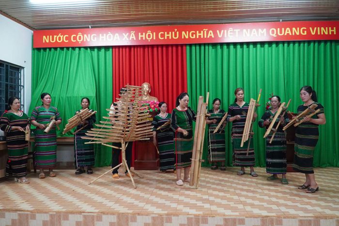 Các nghệ nhân, phụ nữ ở bon Đắk N’Drung gìn giữ và phát huy các nhạc cụ truyền thống của đồng bào M’nông