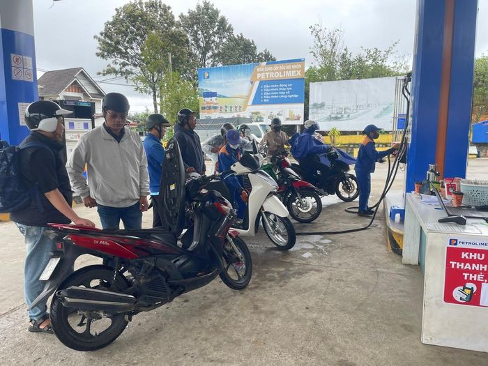 Sau hai tháng triển khai lộ chuyển đổi nhiên liệu sinh học, người dân đã chủ động sử dụngdụng xăng E10