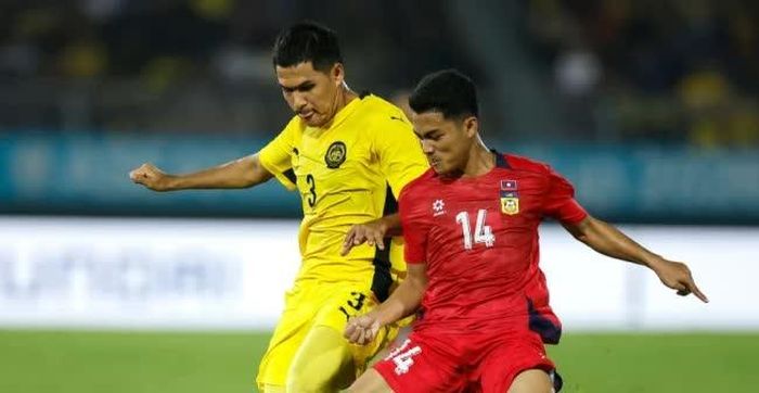 Hậu vệ Ubaidullah Shamsul Fazili của Malaysia (áo số 3).