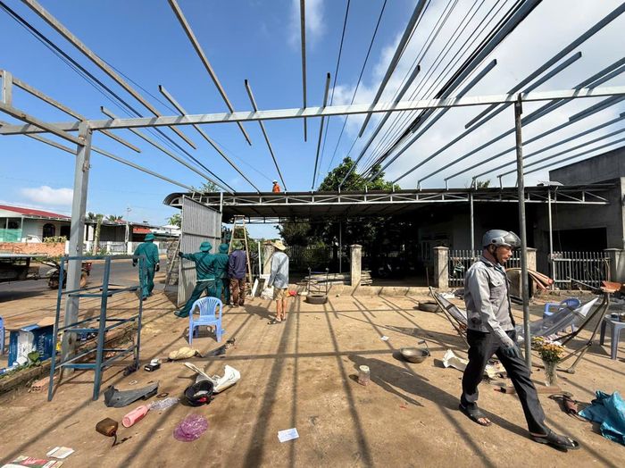 Các đơn vị chức năng địa phương hỗ trợ người dân di dời công trình, bàn giao mặt bằng cho các đơn vị triển khai thi công 2 tuyến cao tốc