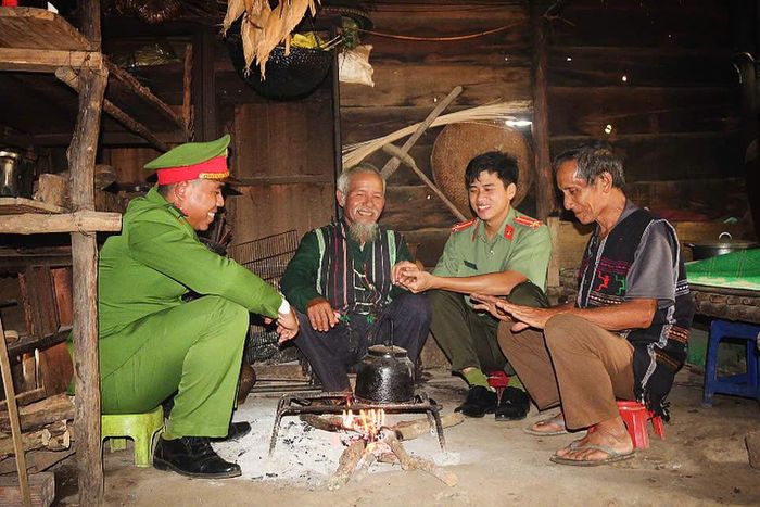 Lực lượng Công an xã Bảo Lâm 4 thường xuyên trao đổi với già làng, người có uy tín về tình hình ở địa phương (Ảnh: Hồng Thắm)
