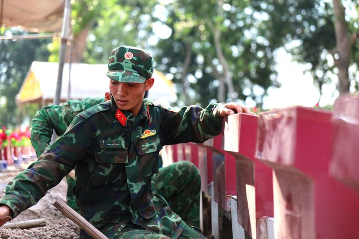 Cán bộ, chiến sĩ tham gia khai quật mộ để phục vụ công tác lấy mẫu hài cốt liệt sĩ tại Nghĩa trang Liệt sĩ Bình Thuận