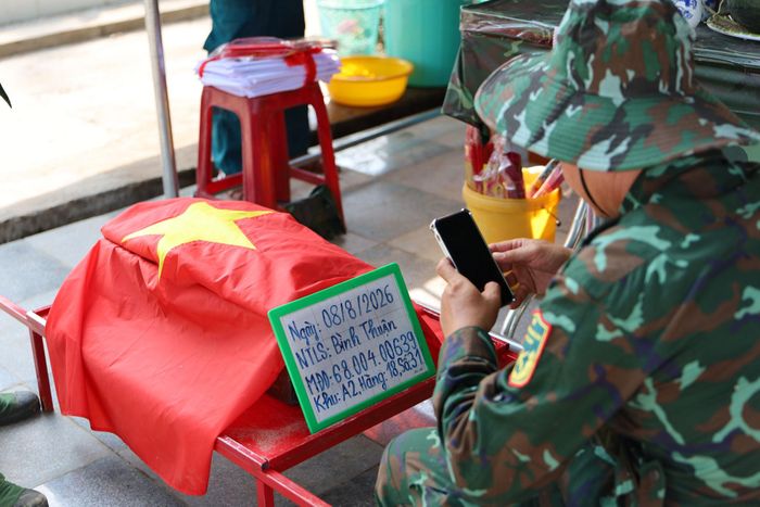 Lực lượng tham gia lấy mẫu hài cốt liệt sĩ cẩn thận ghi lại thông tin sau khi khai quật mộ và lấy mẫu
