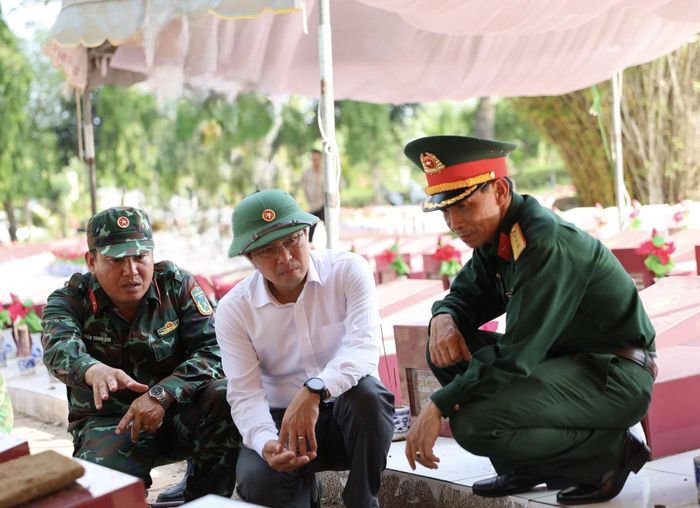 Tỉnh ủy viên, Phó Chủ tịch UBND tỉnh, Trưởng Ban Chỉ đạo 515 tỉnh Lâm Đồng Đinh Văn Tuấn (ngồi ở giữa) nghe báo cáo về việc lấy mẫu, số hóa hài cốt liệt sĩ tại Nghĩa trang Liệt sĩ Bình Thuận