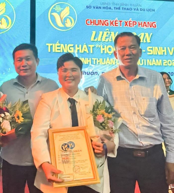 Thiên Khánh thường tham gia biểu diễn nhiều chương trình văn nghệ của trường, Tỉnh Đoàn và văn nghệ quần chúng