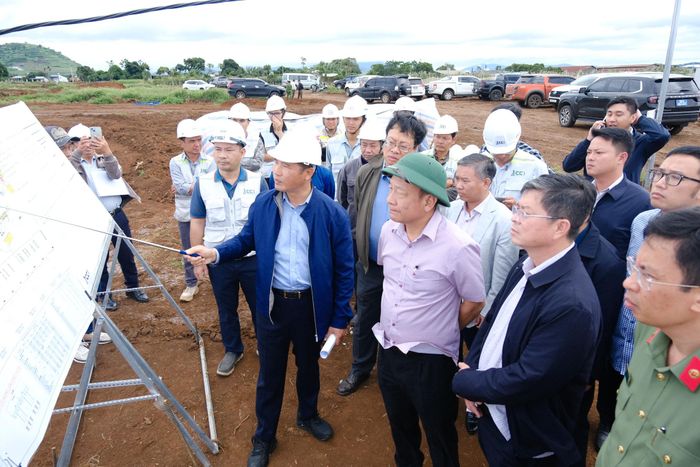 Đại diện đơn vị thi công báo cáo tiến độ với đoàn công tác về tình hình thực hiện dự án tại nút giao Phú Hội, xã Đức Trọng