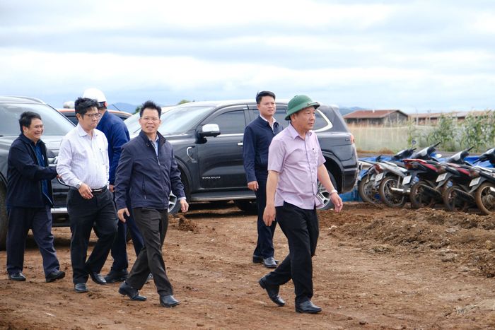Đồng chí Bùi Thắng, Phó Bí thư Tỉnh ủy kiểm tra thực tế tình hình triển khai thi công tại nút giao Phú Hội, xã Đức Trọng