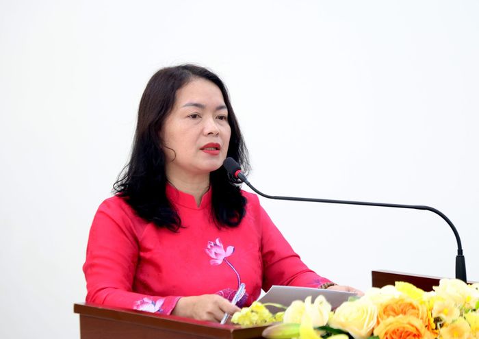 Phó Chủ tịch Ủy ban MTTQ Việt Nam tỉnh Đỗ Thị Quế Phương thông tin một số nội dung liên quan đến công tác dân tộc trên địa bàn tỉnh