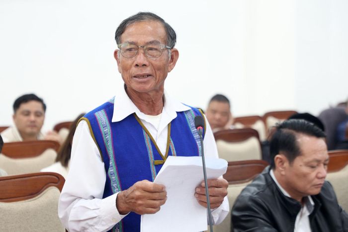 Đại biểu K’Ră Jăn Nhang (xã Phú Sơn Lâm Hà) trao đổi một số nội dung tại hội nghị