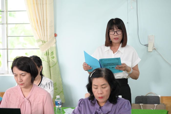 Phó Hiệu trưởng Trường Tiểu học Phú Hội Lại Thị Ngọc Yến báo cáo tình hình thực hiện chế độ, chính sách tại trường
