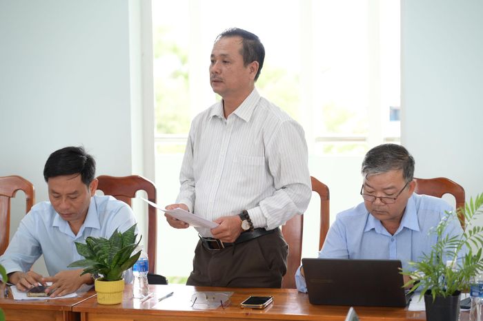 Ông Huỳnh Văn Hiếu, Trưởng Phòng Giáo dục tiểu học - Sở Giáo dục và Đào tạo tỉnh có ý kiến tại buổi khảo sát