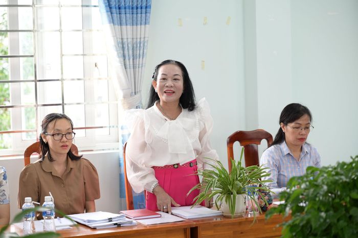 Phó Hiệu trưởng Trường Tiểu học Xuân An Hàn Thị Bích Hiền báo cáo tại buổi khảo sát