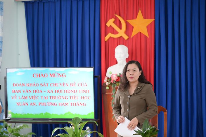Phó Chủ tịch kiêm Trưởng Ban Văn hóa - Xã hội HĐND tỉnh Lâm Đồng Nguyễn Thị Thuận Bích phát biểu tại buổi khảo sát