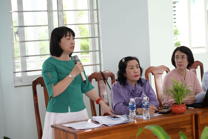 Bà Kiều Châu Loan, Phó Trưởng Ban Văn hóa - Xã hội HĐND tỉnh phát biểu ý kiến tại buổi khảo sát