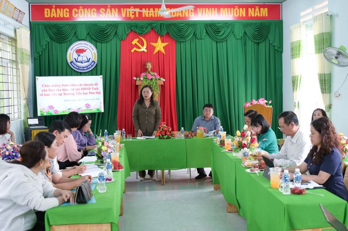 Đoàn khảo sát do Tỉnh ủy viên, Phó Chủ tịch kiêm Trưởng Ban Văn hóa - Xã hội HĐND tỉnh Lâm Đồng Nguyễn Thị Thuận Bích làm Trưởng đoàn