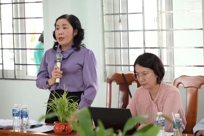 Bà Nguyễn Thị Toàn Thắng, Tỉnh ủy viên, đại biểu HĐND tỉnh, Bí thư Đảng ủy xã Hàm Liêm, thành viên của đoàn khảo sát phát biểu ý kiến tại buổi khảo sát