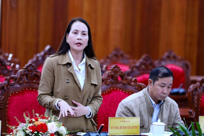 Phó Giám đốc Sở Văn hóa, Thể thao và Du lịch Lâm Đồng Nguyễn Thị Bích Ngọc báo cáo về tình hình quản lý lưu trú trên địa bàn