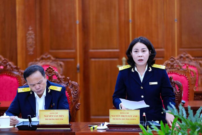 Phó trưởng Thuế tỉnh Lâm Đồng Nguyễn Thị Tuyết Ánh báo cáo về tình hình thu ngân sách 7 tháng đầu năm 2026 trên địa bàn