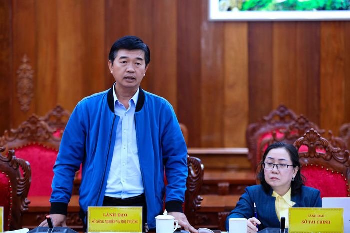 Tỉnh ủy viên, Giám đốc Sở Nông nghiệp và Môi trường Phan Nguyễn Hoàng Tân báo cáo khó khăn trong thu tiền sử dụng đất và quản lý khoáng sản