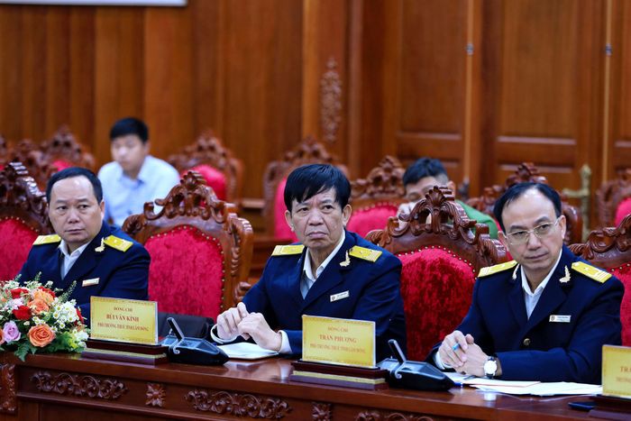 Tập thể lãnh đạo Thuế tỉnh Lâm Đồng theo dõi phát biểu của Phó Bí thư Thường trực Tỉnh ủy Đặng Hồng Sỹ