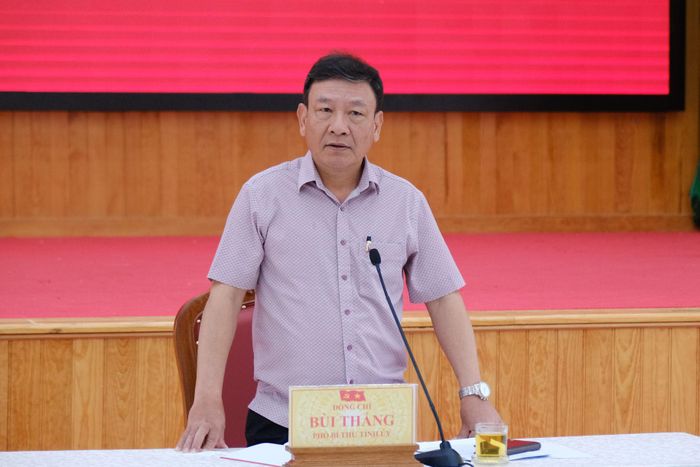 Đồng chí Bùi Thắng, Phó Bí thư Tỉnh ủy phát biểu kết luận tại buổi làm việc