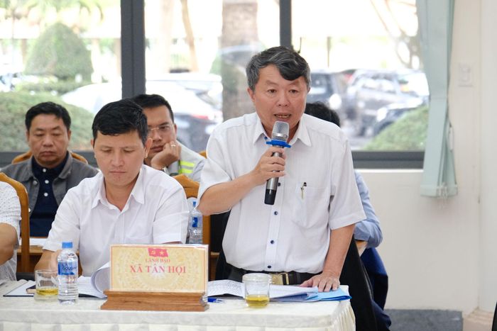 Ông Nguyễn Mậu Thế, Chủ tịch UBND xã Tân Hội báo cáo tiến độ giải phóng mặt bằng thực hiện dự án trên địa bàn