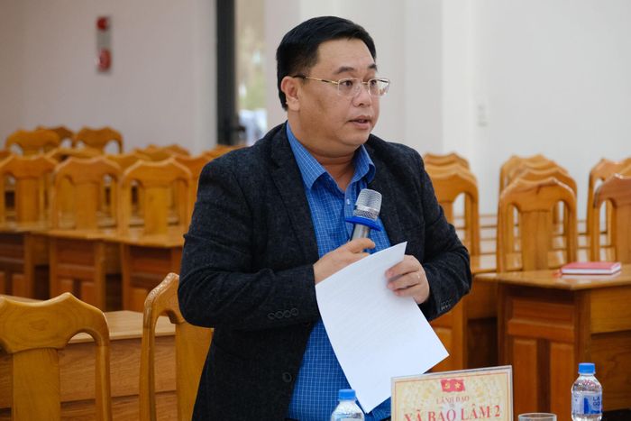 Ông Trần Viết Cường, Chủ tịch UBND xã Bảo Lâm 2 báo cáo tiến độ thực hiện dự án trên địa bàn