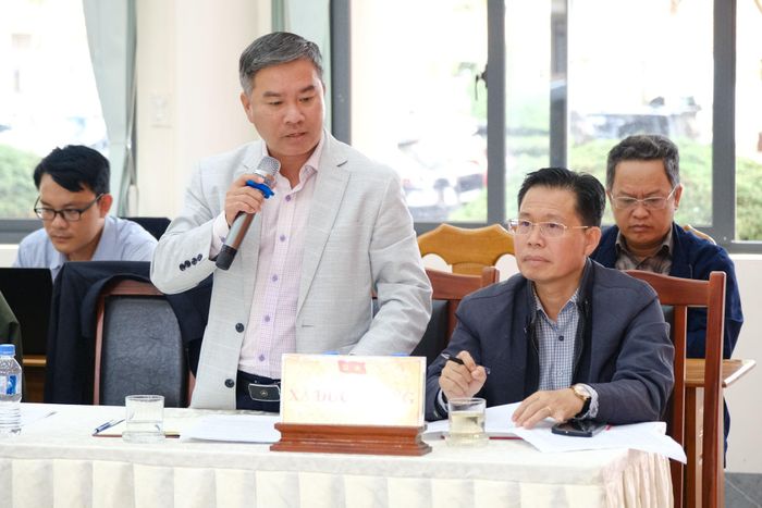 Ông Lưu Trùng Dương, Chủ tịch UBND xã Đức Trọng báo cáo tiến độ thực hiện giải phóng mặt bằng thực hiện dự án cao tốc trên địa bàn