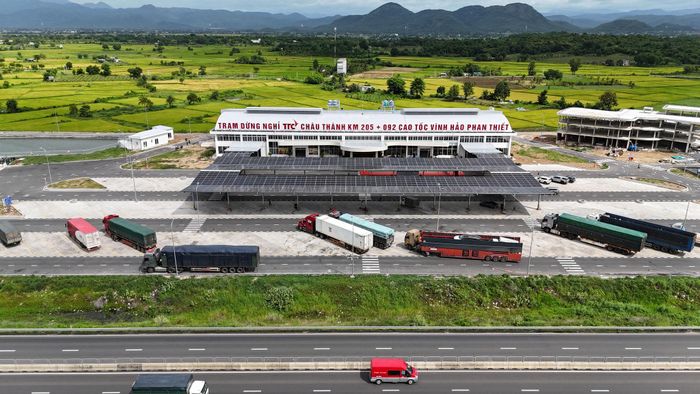 Trạm dừng nghỉ TTC Châu Thành tại Km 205+902, trên tuyến cao tốc Vĩnh Hảo - Phan Thiết nhìn từ trên cao