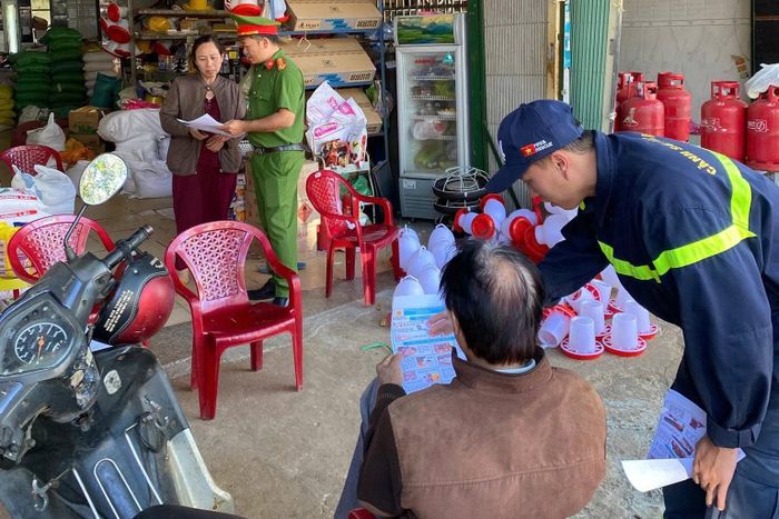Công an tỉnh Lâm Đồng phổ biến quy định và kỹ năng PCCC và CNCH tại cơ sở kinh doanh