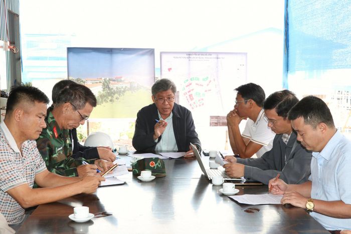 Đồng chí Nguyễn Minh làm việc với các đơn vị tại công trường dự án