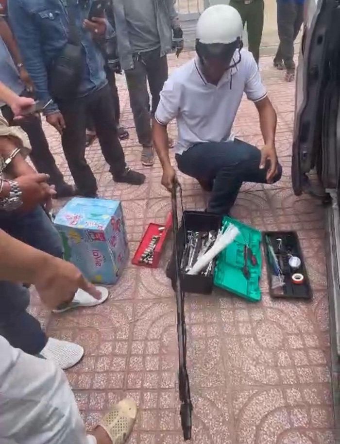 Số dụng cụ dùng để trộm chó được phát hiện trên xe do đối tượng H.Đ.H. điều khiển