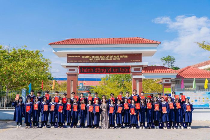 Em Nguyễn Minh Đạt cùng tập thể lớp 9/4, Trường THCS Hàm Thắng