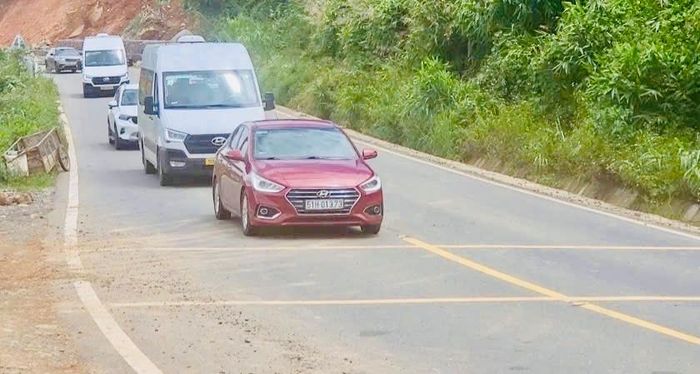 Phương tiện di chuyển đông đúc trên Quốc lộ 28B, đoạn qua đèo Đại Ninh