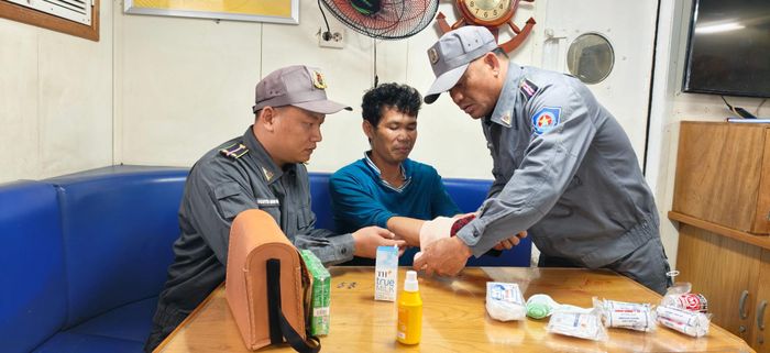 Tổ cứu thương tàu KN 466 tiến hành sơ cứu cho ngư dân bị nạn