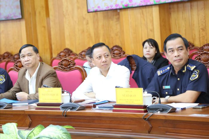 Đại diện các ngành thuế, hải quan tham dự cuộc họp với lãnh đạo tỉnh