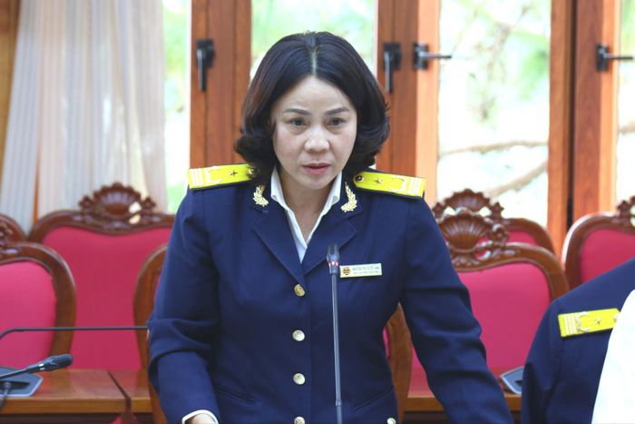 Phó Trưởng Thuế tỉnh Lâm Đồng Nguyễn Thị Tuyết Ánh báo cáo về công tác thu nợ và xử lý nợ đọng thuế